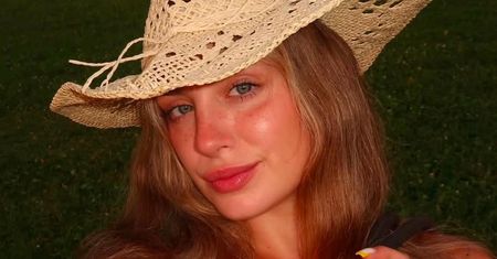 Wyluzowana Wiktoria Gąsiewska wygrzewa się na leżaku w różowym BIKINI (FOTO)