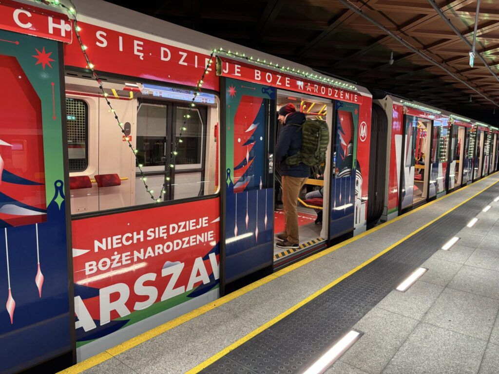 Warszawa: Świąteczny pociąg metra uszkodzony dzień po premierze