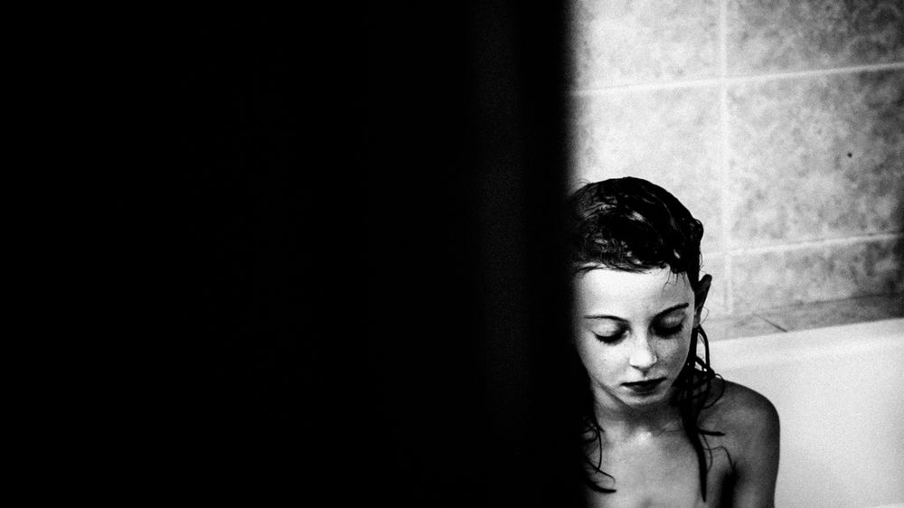 „Nauka pływania” Alicji Brodowicz, czyli osobisty materiał o dorastaniu swojej córki 1