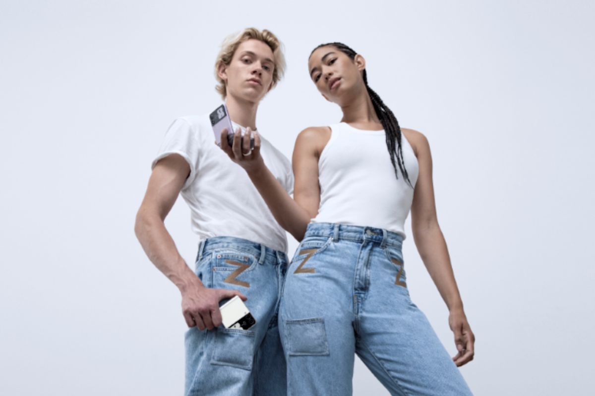 Galaxy Z Flip 3 zajmuje w kieszeni tak mało miejsca, że Samsung zaczął sprzedawać spodnie 2