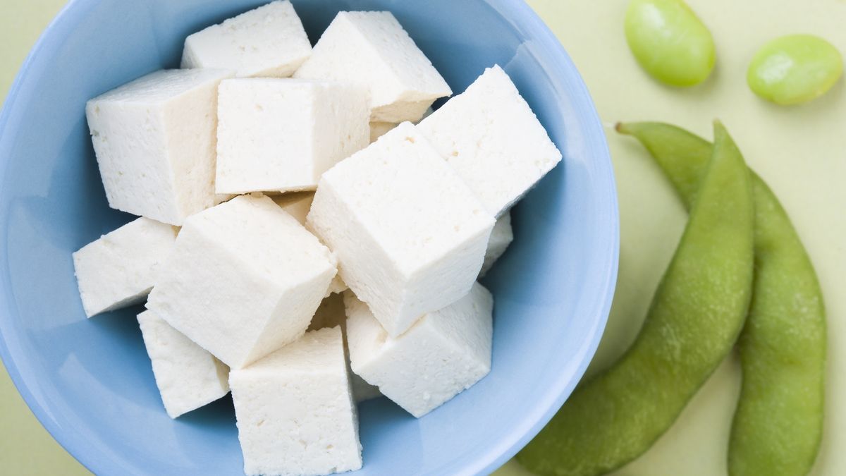 Tofu and edamame, studio shot
Kristin Lee
edamame, soy bean, tofu, cube, variation, choice, large group of objects, food and drink, healthy eating, protein, bowl, horizontal, simplicity, no people, studio shot, soy, white background, vegetarian food, directly above