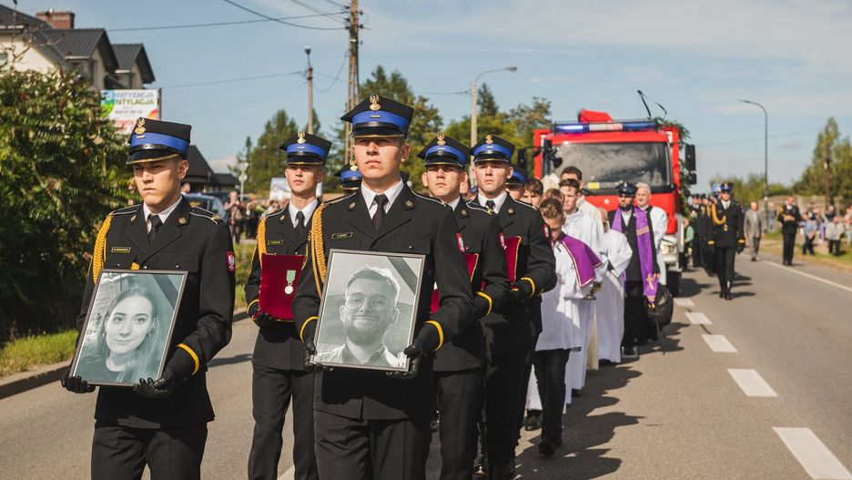 Pogrzeb tragicznie zmarłych strażaków. Żegnały ich tłumy