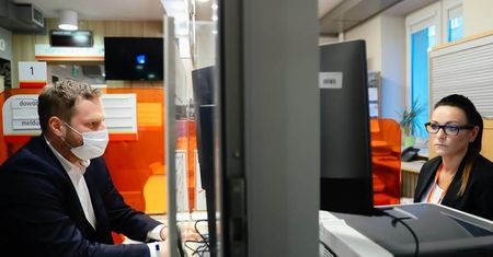 Można już składać wnioski o nowe dowody osobiste. Dwa odciski palców i podpis