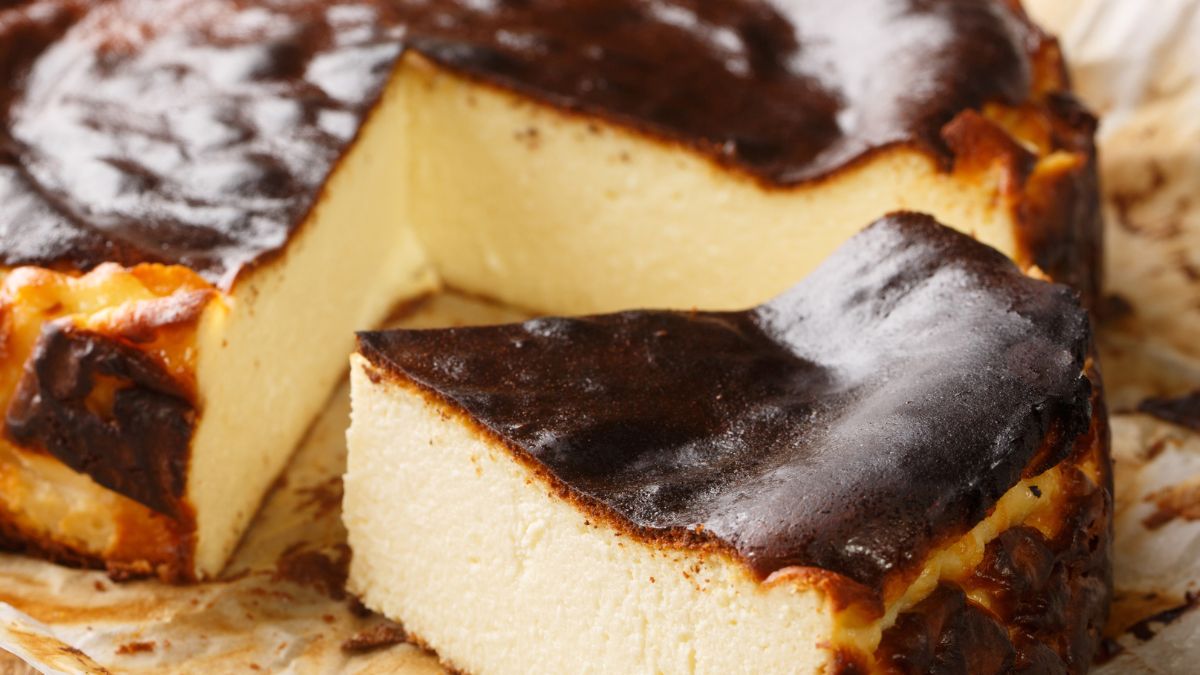 Sernik często wychodzi brzydki i na dodatek pęka