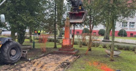 Tylko jeden ruch łopaty. Runął pomnik w Maszewie. Pokazali nagranie