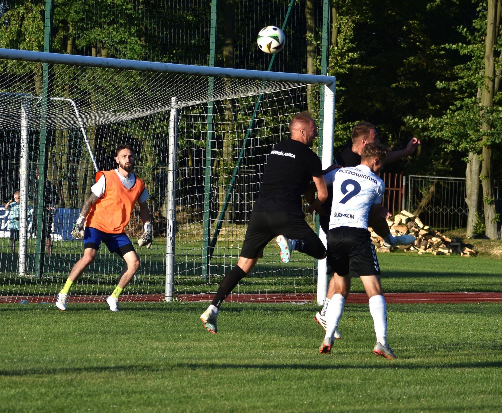 Proszowianka (białe stroje) pokonała w meczu kontrolnym Nadwiślankę Nowe Brzesko 4:2