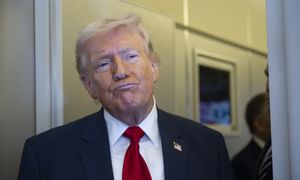 Miała masować stopy Trumpa w samolocie Epsteina. Biały Dom komentuje