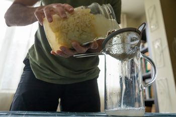 Babciny napój wraca do łask. Usuwa zatory i uszczelnia jelita
