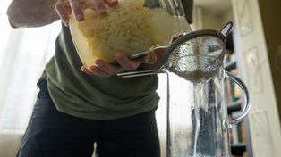 Babciny napój wraca do łask. Usuwa zatory i uszczelnia jelita
