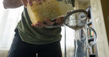 Babciny napój wraca do łask. Usuwa zatory i uszczelnia jelita