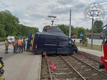Bytom. Zderzenie dostawczaka i tramwaju. Kierowca wjechał na tory