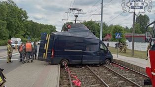 Bytom. Zderzenie dostawczaka i tramwaju. Kierowca wjechał na tory