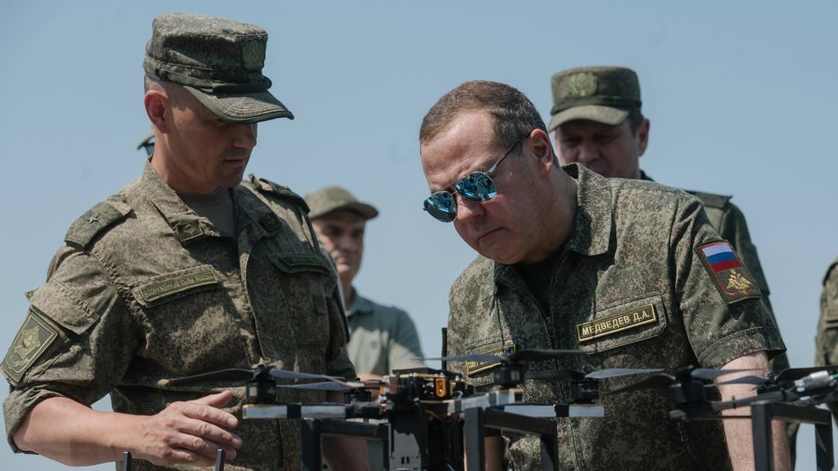 Na zdjęciu: Dmitrij Miedwiediew (w okularach) 