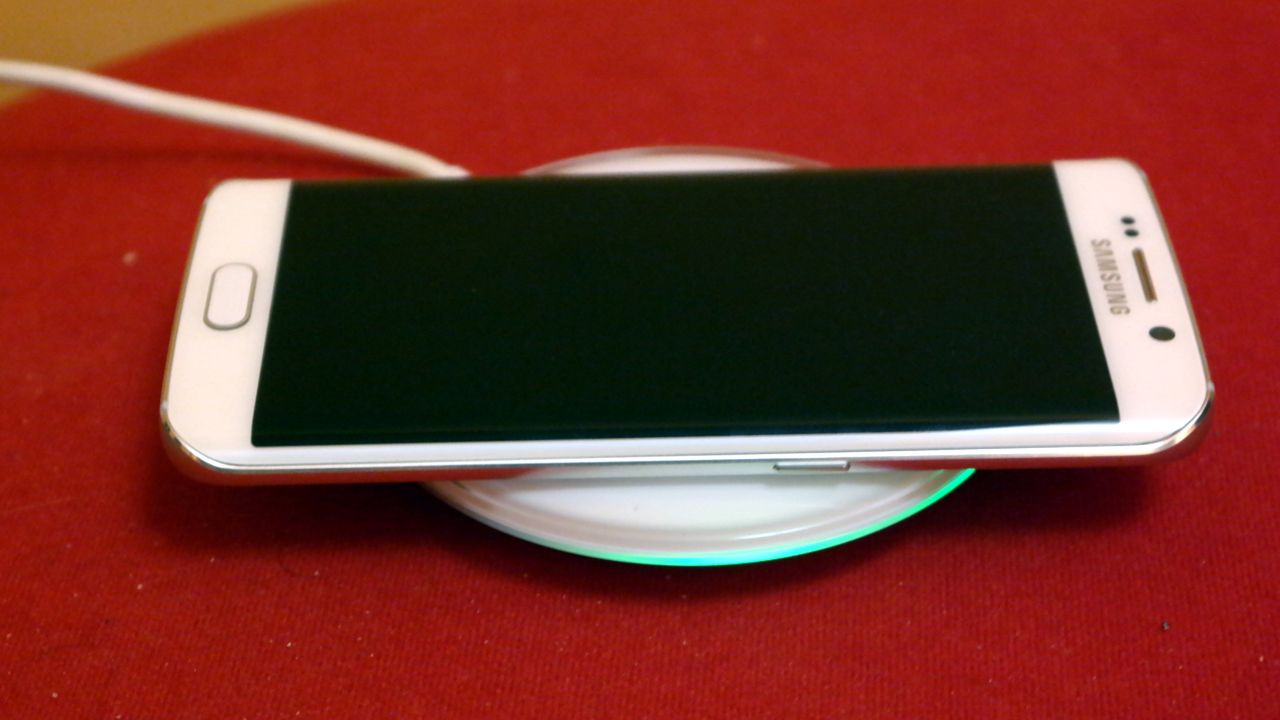 Galaxy S6 (edge) - pokrowce i ładowarka bezprzewodowa, czyli przegląd akcesoriów 21