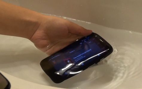 (Nie)wodoodporna Motorola Moto G pod wodą. Jak jej poszło?