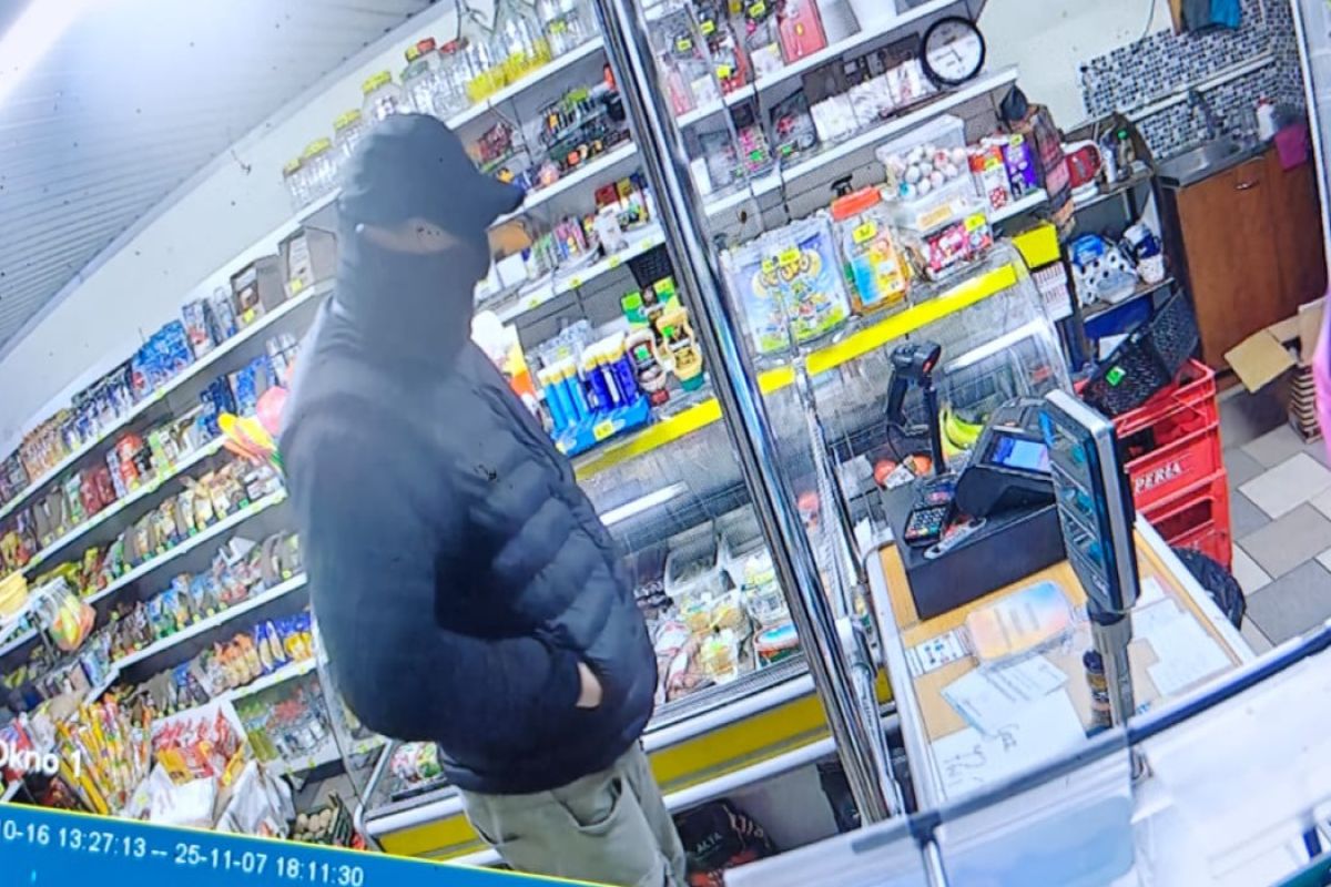Zamaskowany mężczyzna napadł na lokalne sklepy. Wójt apeluje o pomoc