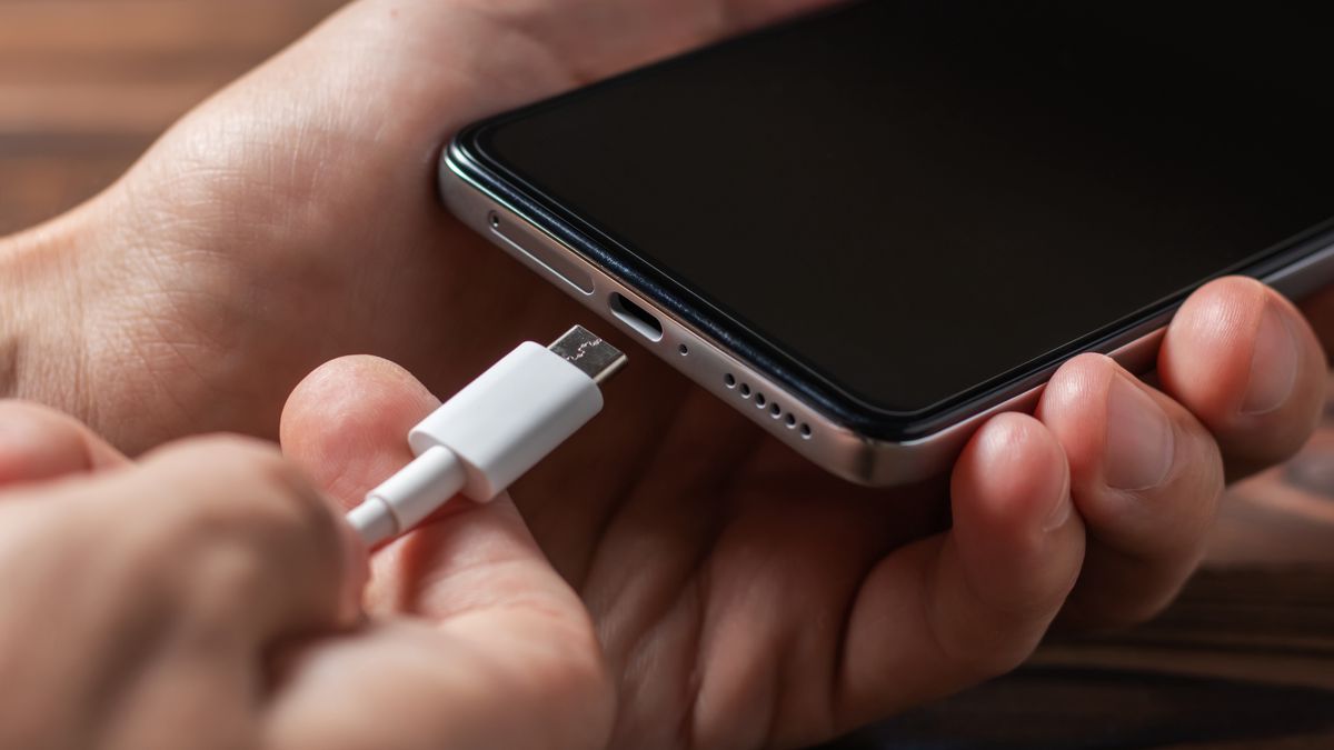 telefon, smartfon, kabel usb, ładowanie telefonu, ładowarka, usb