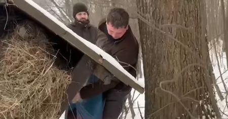 Myśliwi nagrani. Leśnicy dodali film. Zobacz, co robili w głębi lasu