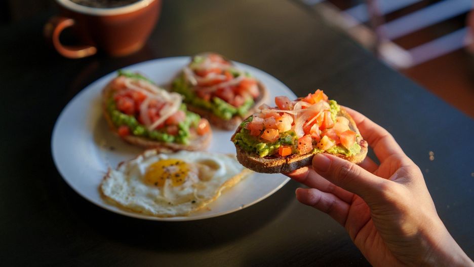 Tost z awokado i jajko sadzone