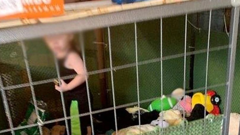 18-miesięczne dziecko zostało znalezione w klatce dla psa. 