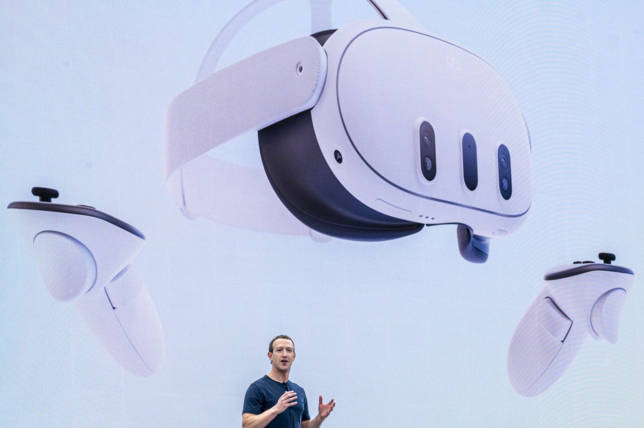 Mark Zuckerberg prezentuje nowy model gogli VR firmy Meta, Quest 3. Fotografia: David Paul Morris/Bloomberg via Getty Images