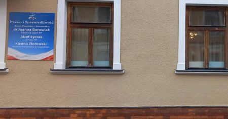 Atak na biuro poselskie PiS we Włocławku. "Odkąd wrócił Tusk, narasta hejt i agresja"