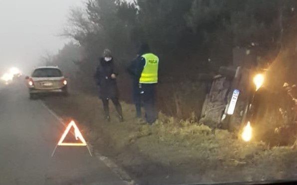 Śląsk. Policjant z Bytomia pomógł kierowcy, który uległ wypadkowi na obwodnicy Piekar Śląskich.