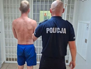 Włodowice: Pijany motorowerzysta chciał zepchnąć policjantów z drogi. Po chwili sam wylądował na jezdni