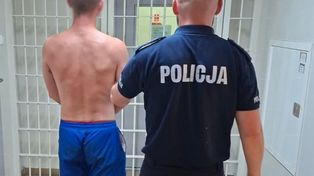 Włodowice: Pijany motorowerzysta chciał zepchnąć policjantów z drogi. Po chwili sam wylądował na jezdni