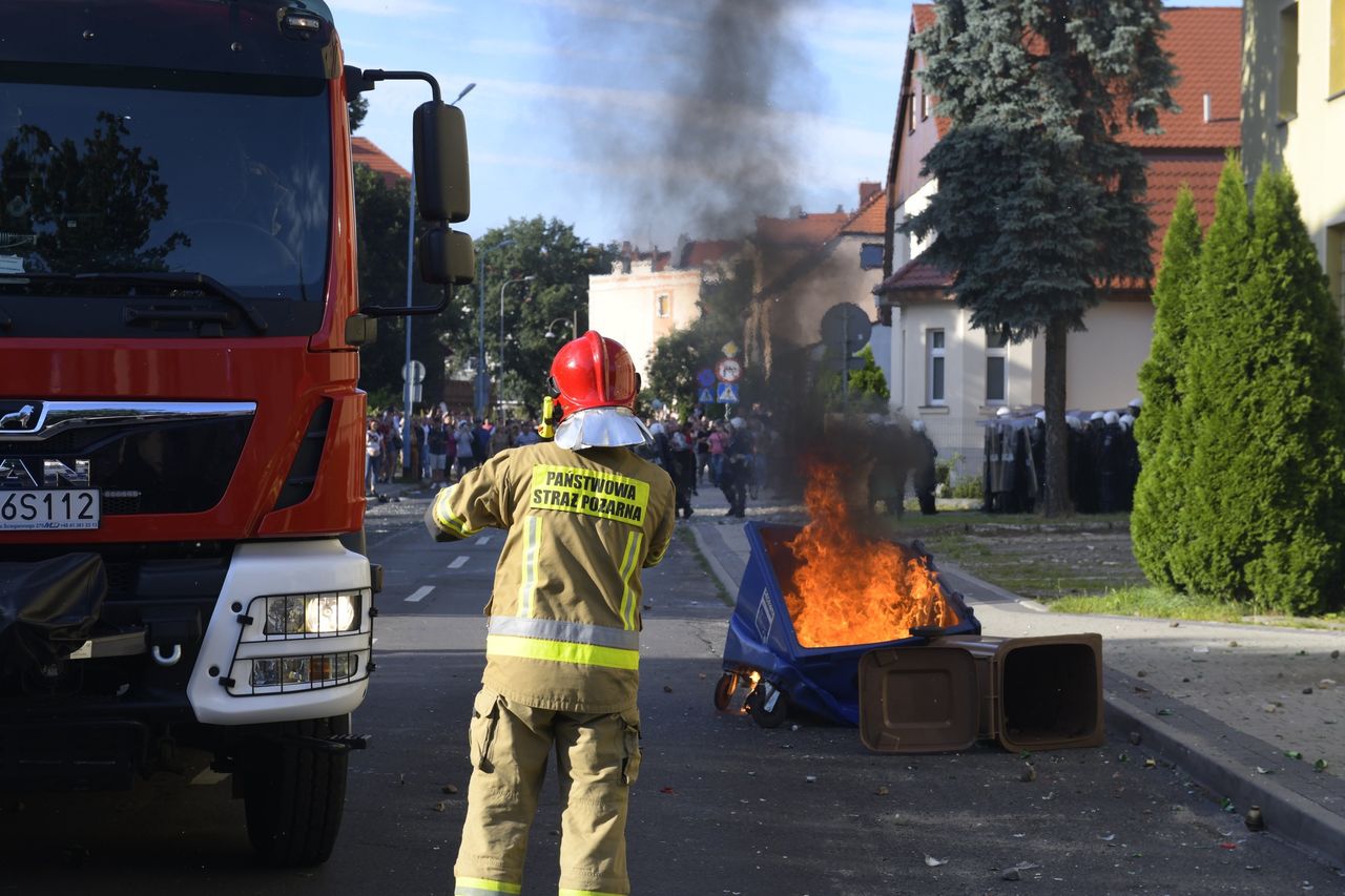 Lubin. Zamieszki pod komendą. W ruch poszły butelki, cegły i kostka brukowa 