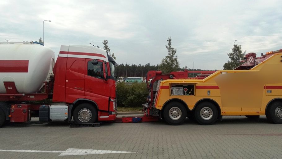 Ciężarówka na holenderskich blachach została odholowana, a kierowcę przekazano policji.