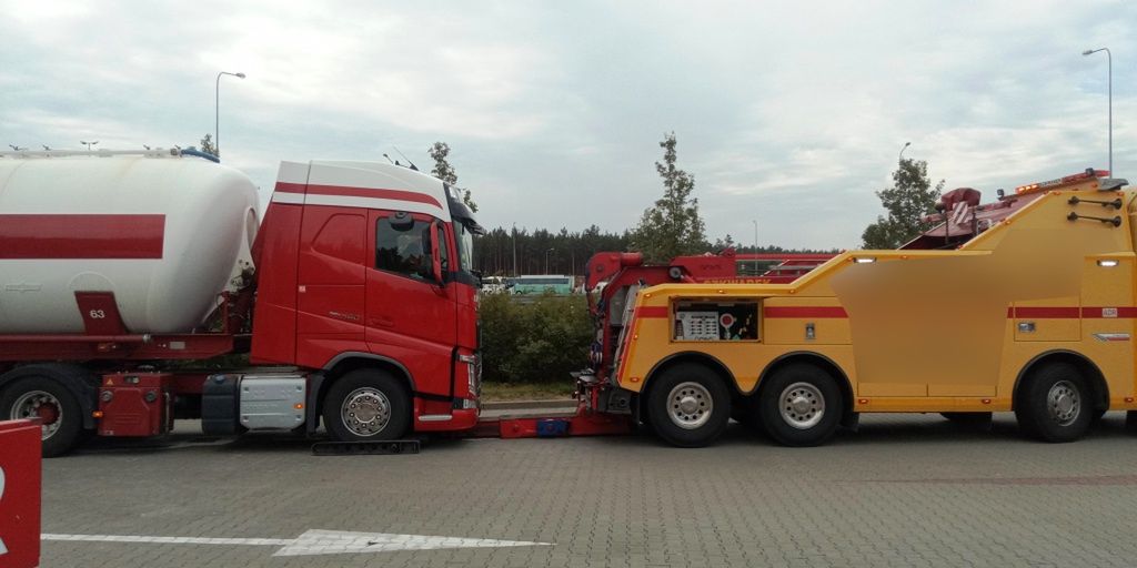 Ciężarówka na holenderskich blachach została odholowana, a kierowcę przekazano policji.