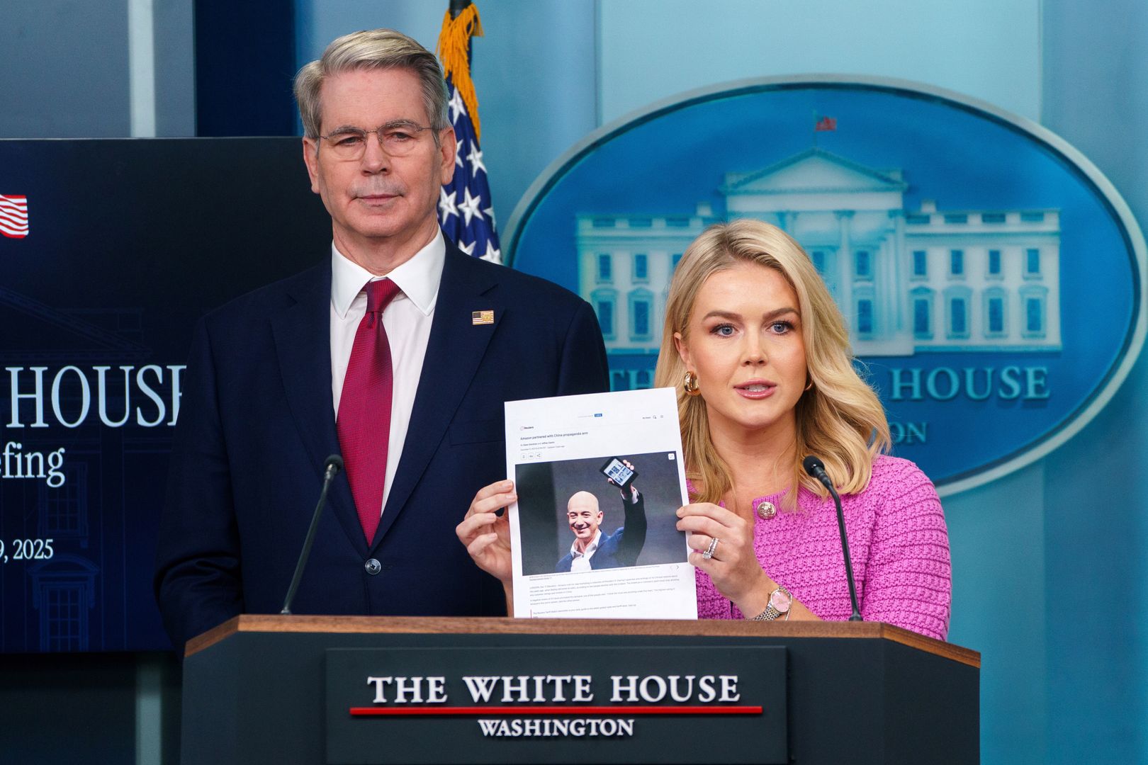 White House Press Secretary Karoline Leavitt (C) holds a photograph of Amazon founder Jeff Bezos with US Treasury Secretary Scott Bessent (L) during a press briefing at the White House, Washington, DC, USA, 29 April 2025. EPA/WILL OLIVER Dostawca: PAP/EPA.
