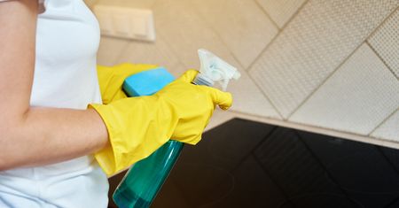 Sprawdzone sposoby na czyszczenie płyty indukcyjnej. Które warto zastosować?