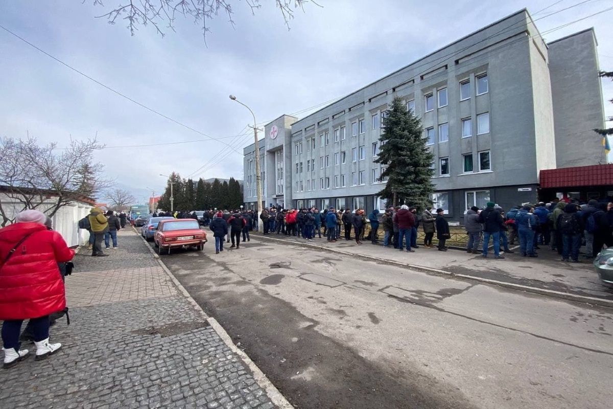 Gigantyczne kolejki. Ukraińcy chcą bronić ojczyzny