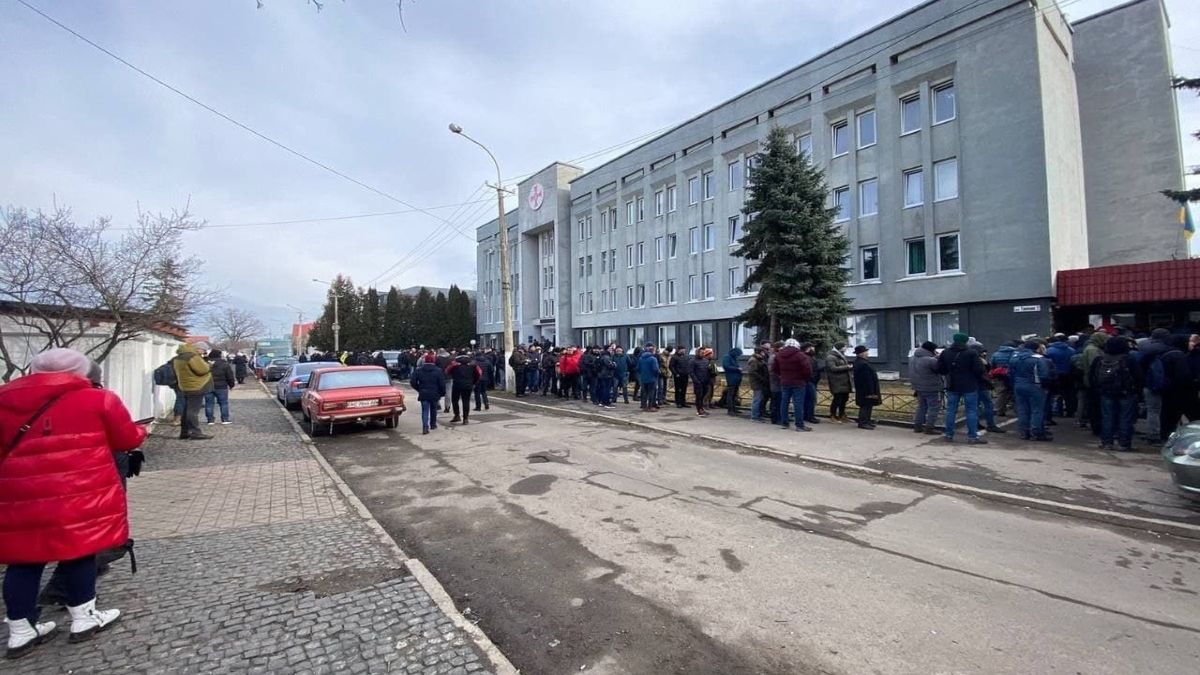 Mieszkańcy Ukrainy masowo zgłaszają gotowość do obrony swojego kraju 