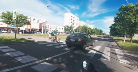 Rowerzysta chciał przejechać przez pasy. Przerażające nagranie