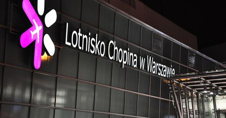 Ciekawska Gruzinka robiła zdjęcia na lotnisku w Warszawie. Teraz musi za to zapłacić