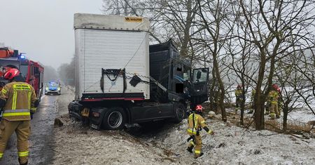 Wypadek ciężarówki na DK 11. Utrudnienia w rejonie Kierzkowic