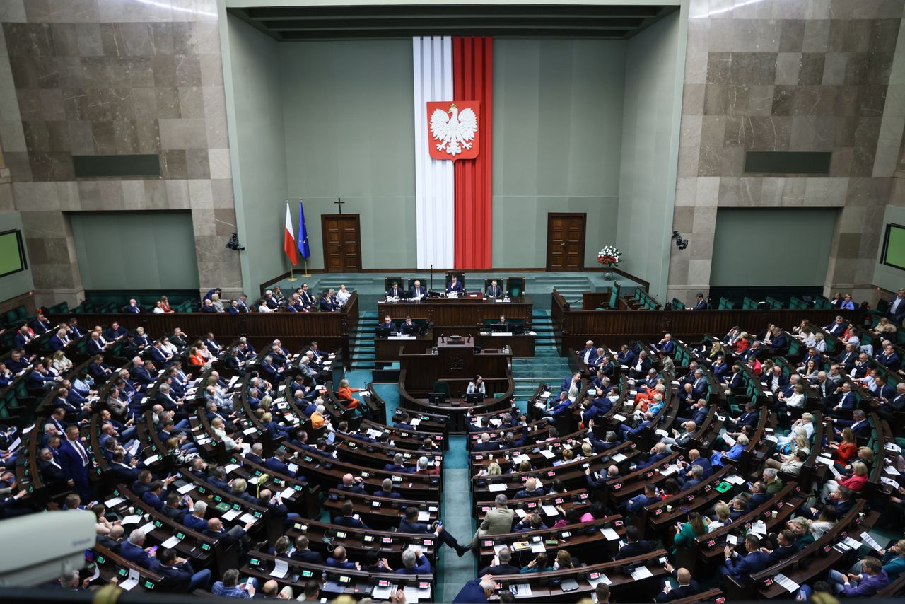 Szanse wyrównane. Nowy sondaż partyjny