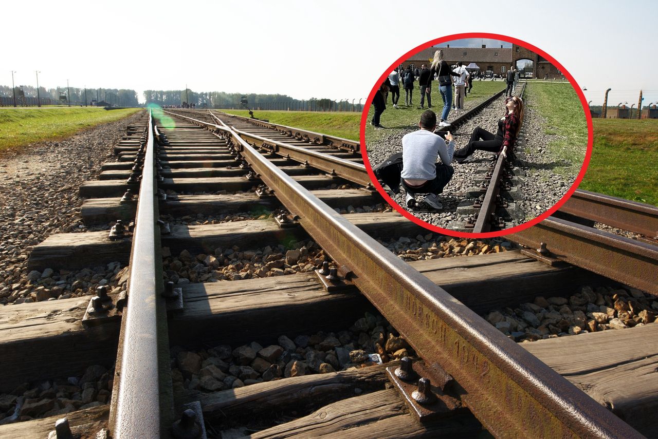 Turystka pozowała do fotografii na tle obozu koncentracyjnego