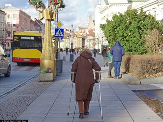 Rząd chce pomóc seniorom. Dostaną "opaski bezpieczeństwa"