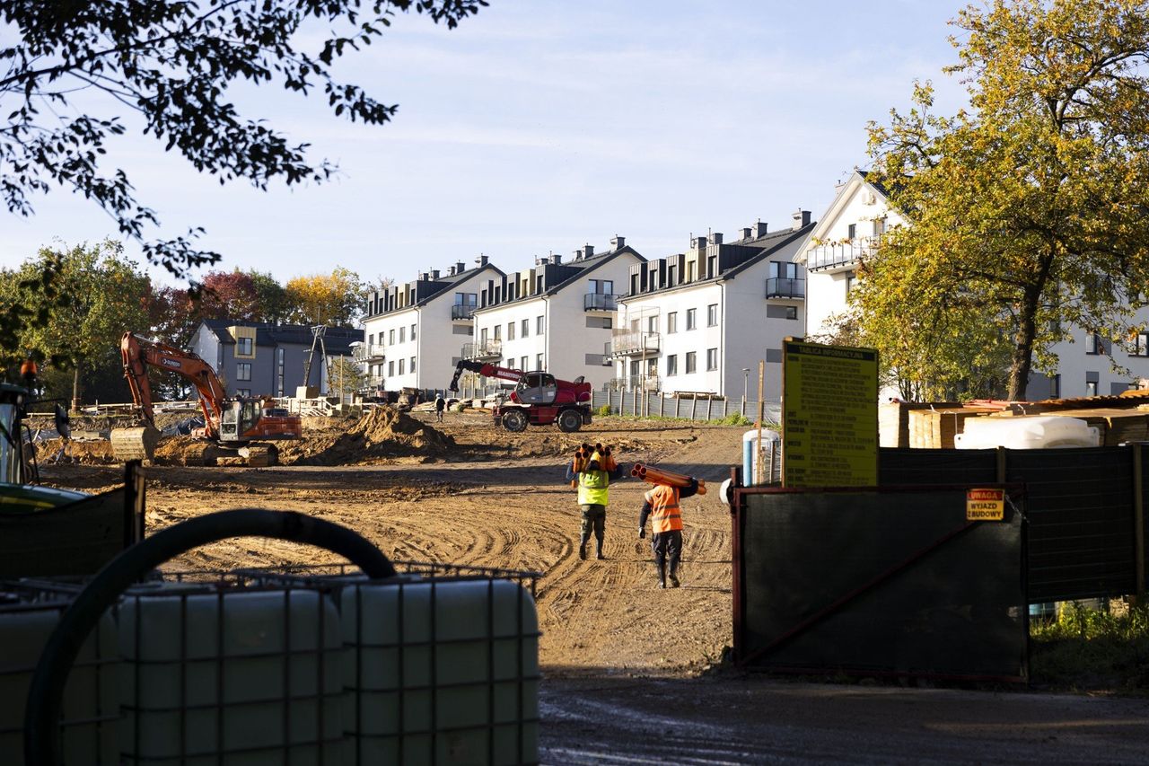 Kraków: Pasternik na celowniku inwestorów. Kiedyś dróżka pod lasem, dziś ulica Starego Dębu to plac budowy
