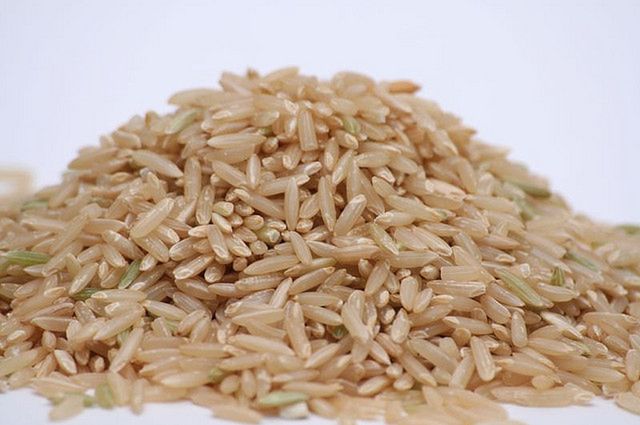 Brązowy ryż jest zasobny w błonnik i warto zastąpić nim tradycyjny ryż biały