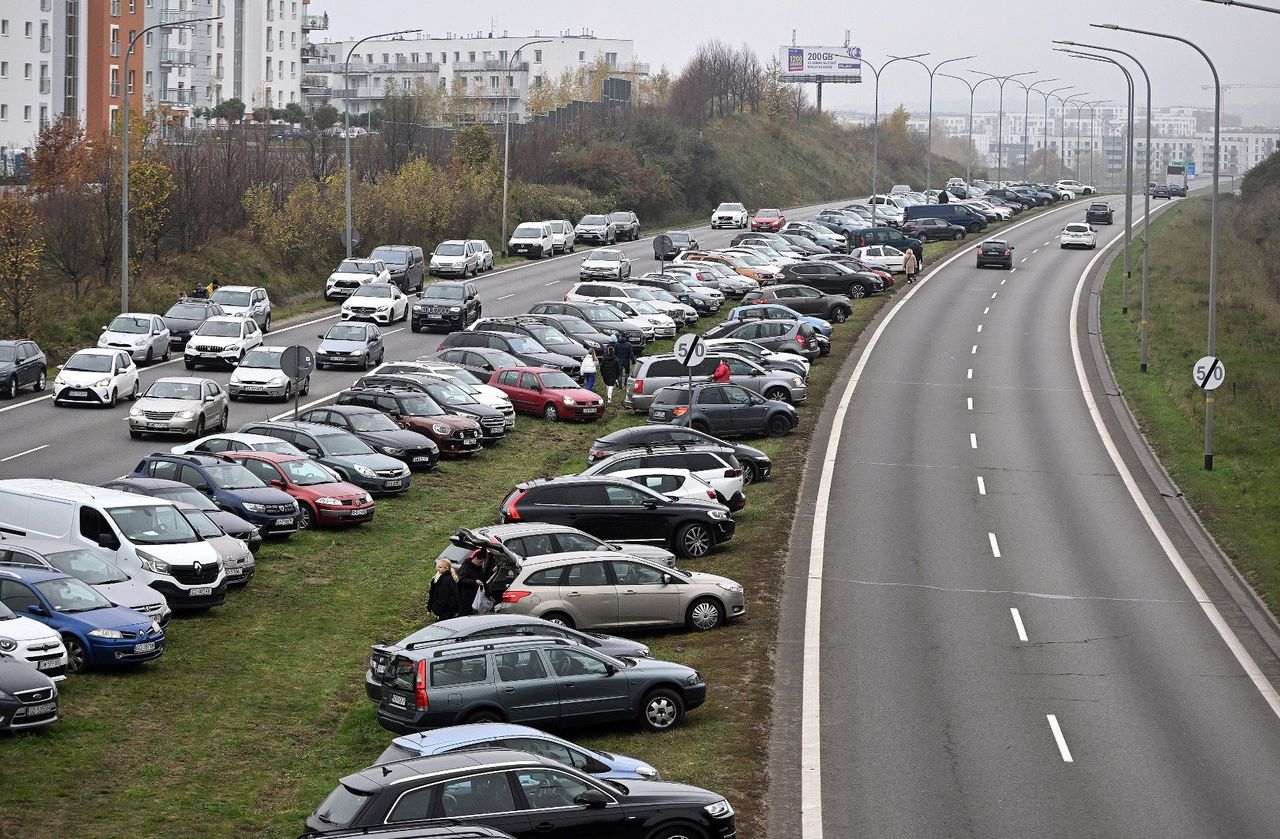 Gdańsk: Dojazd na cmentarze w okresie Wszystkich Świętych 2025. Objazdy, parkingi, komunikacja miejska