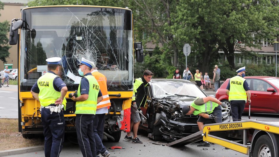Warszawa. Zderzenie osobówki i autobusu Arrivy. Są ranni