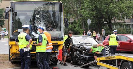 Warszawa. Zderzenie osobówki i autobusu Arrivy. Są ranni