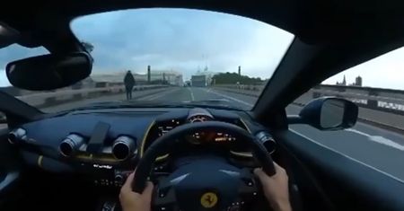 Ferrari na moście. Rozpędzony kierowca wszystko nagrał