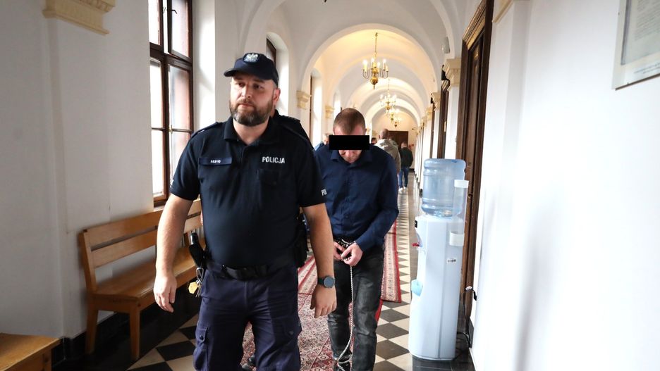 Grzegorz B., oskarżony o zabójstwo szwagierki, został doprowadzony na salę rozpraw w kajdankach.