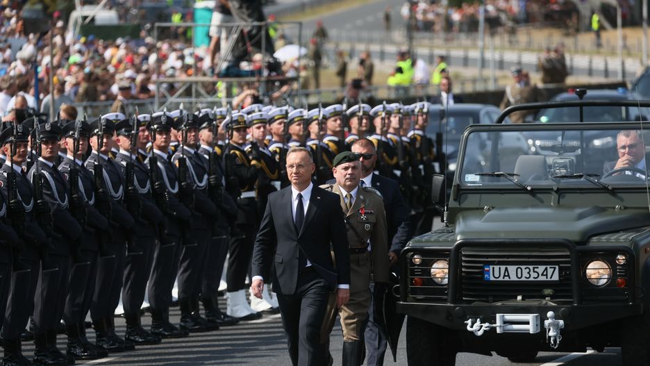 Warszawa, 15.08.2024. Prezydent RP Andrzej Duda (C-L) i szef Sztabu Generalnego Wojska Polskiego gen. Wiesław Kukuła (C-P) przed rozpoczęciem defilady z okazji Święta Wojska Polskiego na Wisłostradzie w Warszawie, 15 bm. W defiladzie biorą udział żołnierze wszystkich rodzajów Sił Zbrojnych RP, a także wojsk i struktur sojuszniczych: ze Stanów Zjednoczonych, Wielkiej Brytanii i Rumunii, reprezentacji Eurokorpusu i Centrum Szkolenia Sił Połączonych NATO. (aldg) PAP/Leszek Szymański